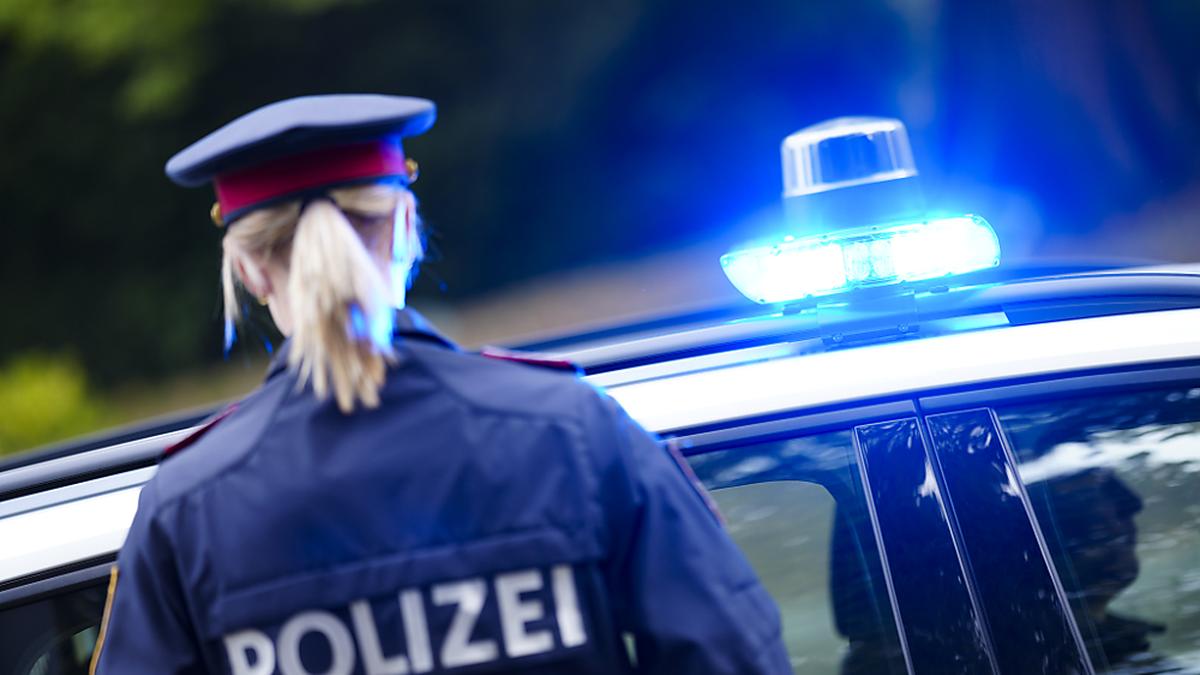 Nach Unfall Pkw Parkte Auf Verkehrsinsel Lenker Ging Einfach Heim